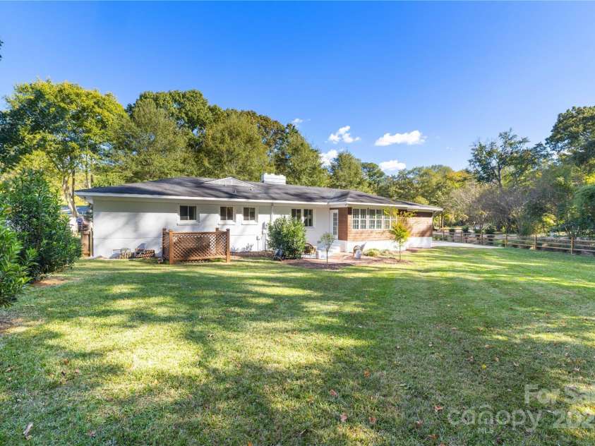 4742 Emory Lane, Charlotte, NC 28211.  MLS# CAR4312818, YatesRealty ID 34653. 