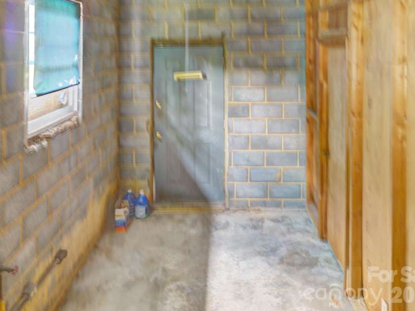 3641 Tryon Courthouse Road, Cherryville, NC 28021.  MLS# CAR4398519, YatesRealty ID 34655. Laundry / Mud room