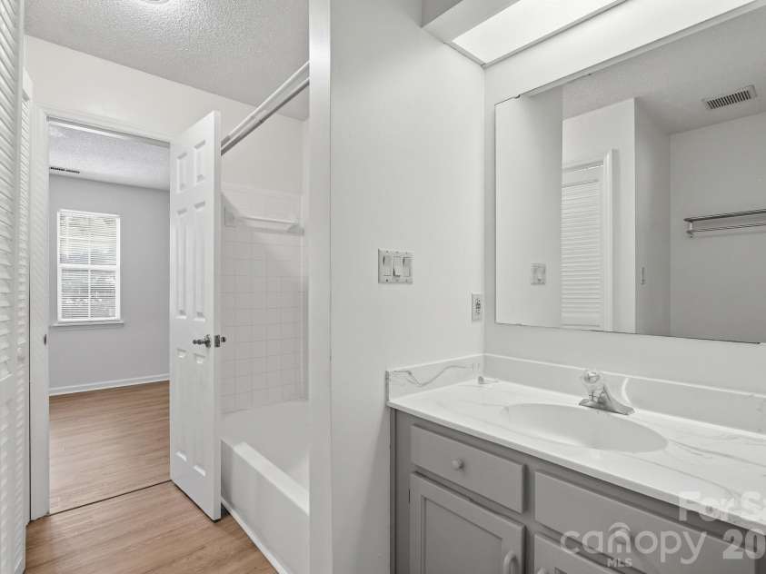 2954 Iron Gate Lane, Charlotte, NC 28212.  MLS# CAR4396954, YatesRealty ID 34657. Full Bathroom
