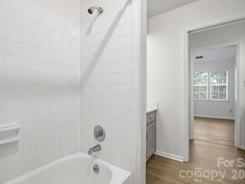 2954 Iron Gate Lane, Charlotte, NC 28212.  MLS# CAR4396954, YatesRealty ID 34657. Full Bathroom