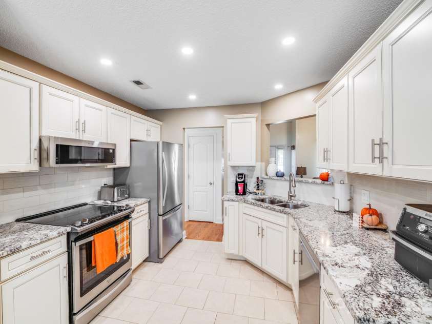 3319 Creek Trail Road, Indian Trail, NC 28079.  MLS# CAR4295633, YatesRealty ID 34657. Stunningly renovated ivory colored cabinets, matching granite and stainless steel appliances!