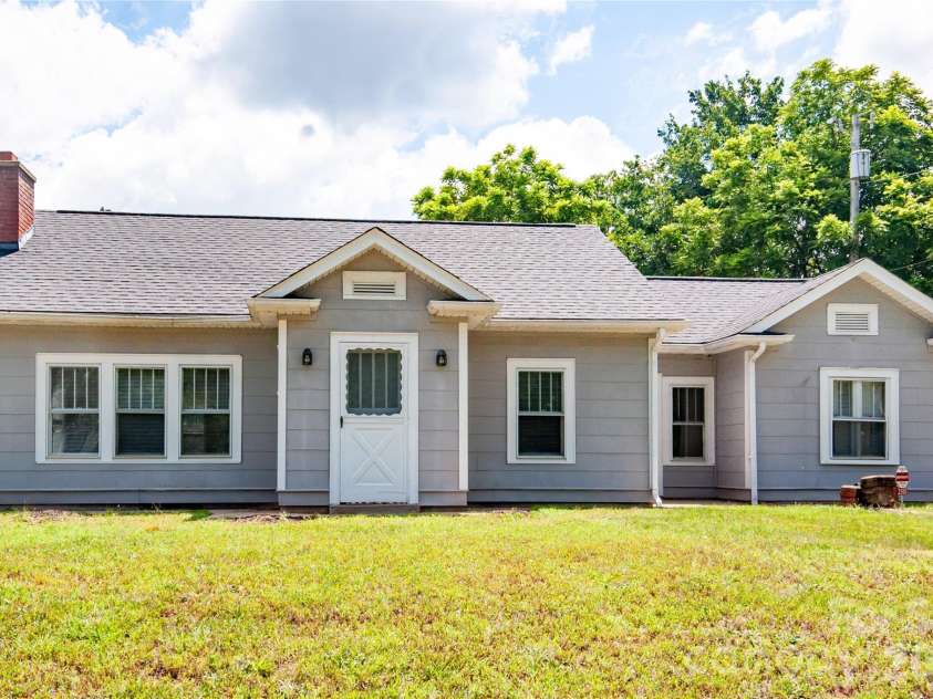 2505 Shelton Avenue, Statesville, NC 28677.  MLS# CAR4399185, YatesRealty ID 34663. 