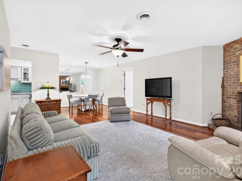 43 Ravencroft Lane, Asheville, NC 28803.  MLS# CAR4398624, YatesRealty ID 34664. Beautiful Engineered Floors