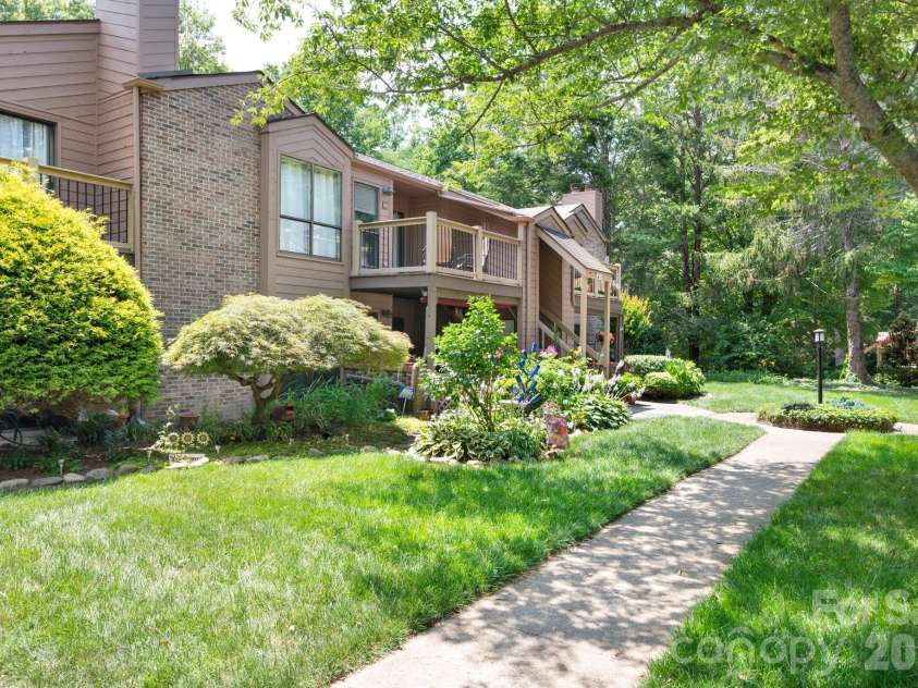 43 Ravencroft Lane, Asheville, NC 28803.  MLS# CAR4398624, YatesRealty ID 34664. Community Interior Courtyard