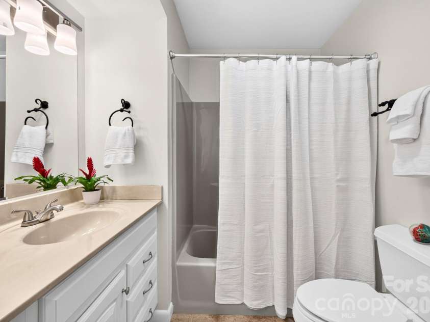 43 Ravencroft Lane, Asheville, NC 28803.  MLS# CAR4398624, YatesRealty ID 34664. Primary Ensuite Bathroom