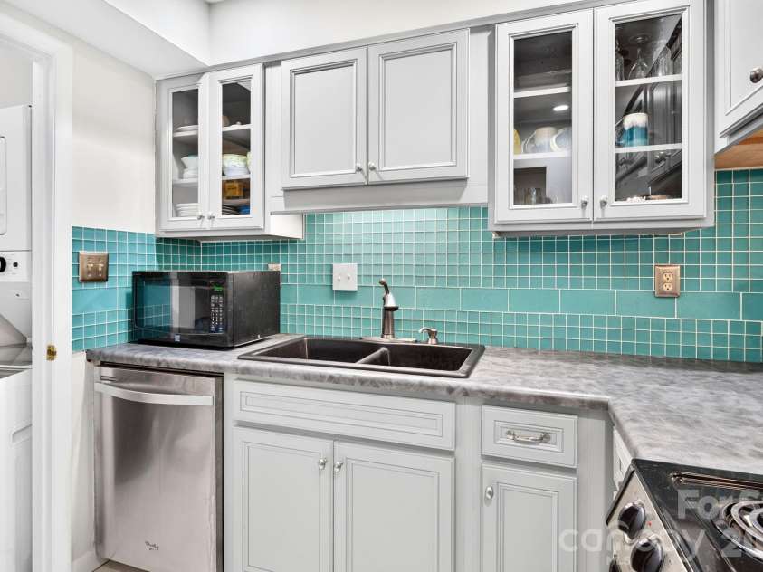 43 Ravencroft Lane, Asheville, NC 28803.  MLS# CAR4398624, YatesRealty ID 34664. Thoughtful see through cabinets