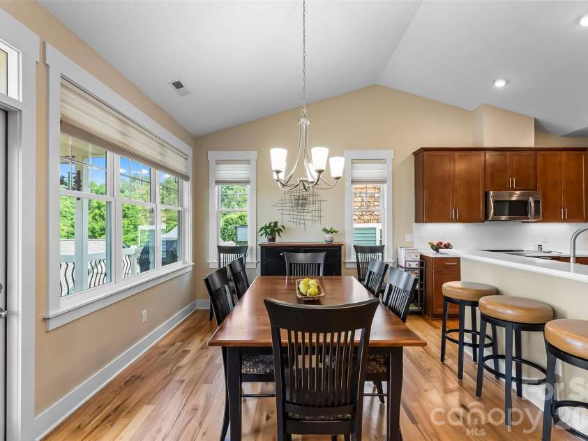 15 Craftsman View Drive, Asheville, NC 28804.  MLS# CAR4398453, YatesRealty ID 34665. Dining