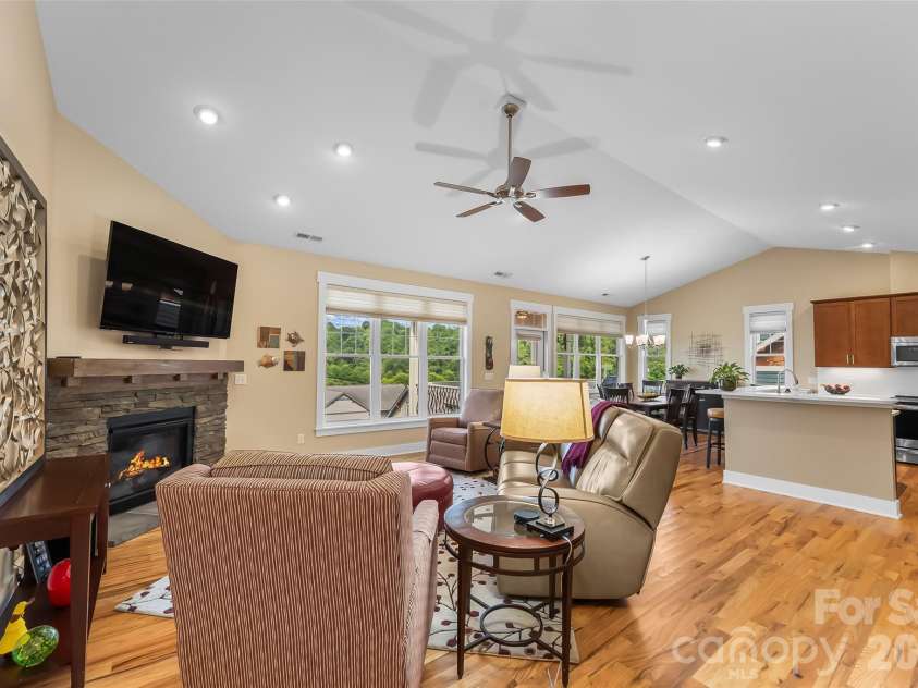 15 Craftsman View Drive, Asheville, NC 28804.  MLS# CAR4398453, YatesRealty ID 34665. Open layout with cathedral ceilings