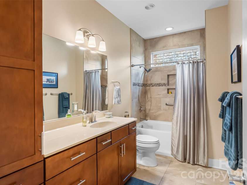 15 Craftsman View Drive, Asheville, NC 28804.  MLS# CAR4398453, YatesRealty ID 34665. Spacious full hall bathroom