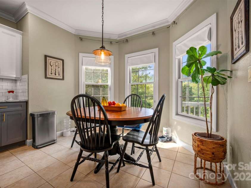 184 Duncan Estate Drive, Fletcher, NC 28732.  MLS# CAR4294135, YatesRealty ID 34666. Cozy breakfast nook with fantastic mountain views