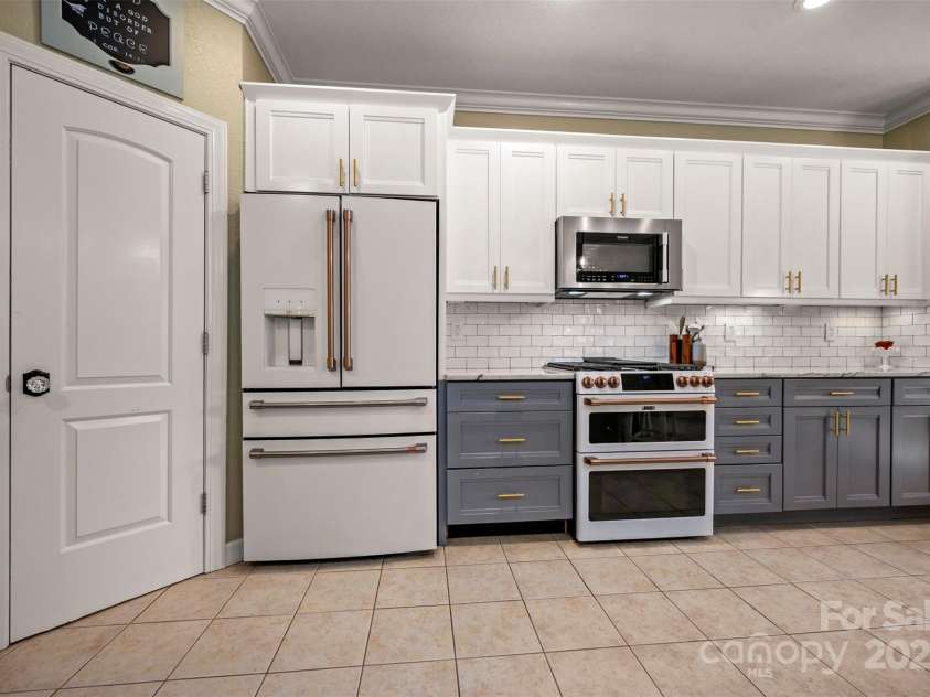 184 Duncan Estate Drive, Fletcher, NC 28732.  MLS# CAR4294135, YatesRealty ID 34666. Walk in pantry, Cafe' appliances with natural gas oven/range