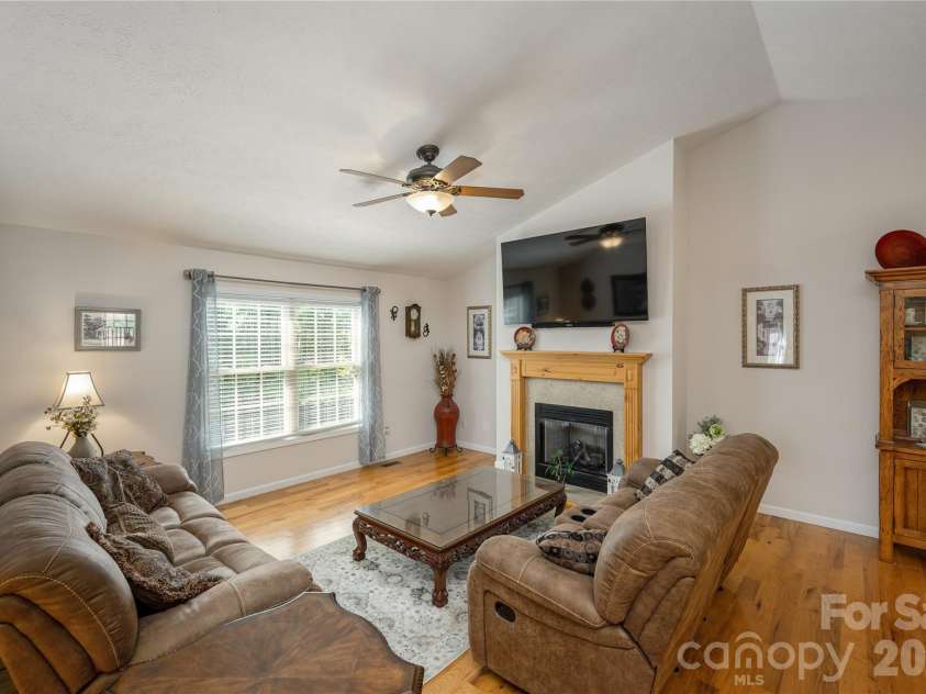 59 Smalltown Trail, Brevard, NC 28712.  MLS# CAR4399123, YatesRealty ID 34667. Lots of Light