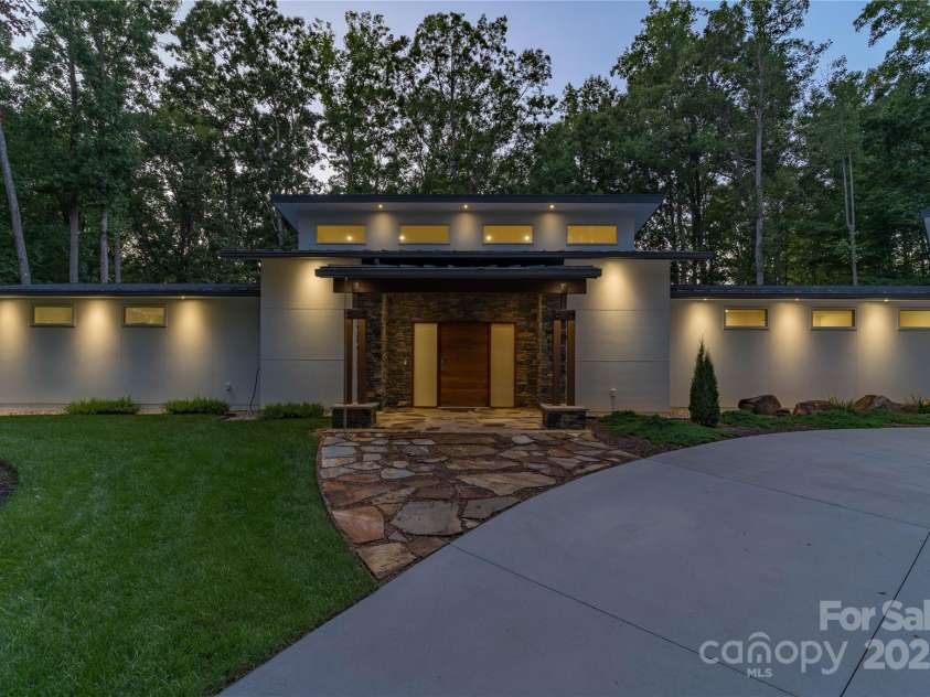 2725 Monarch Drive, Charlotte, NC 28214.  MLS# CAR4295942, YatesRealty ID 34670. 