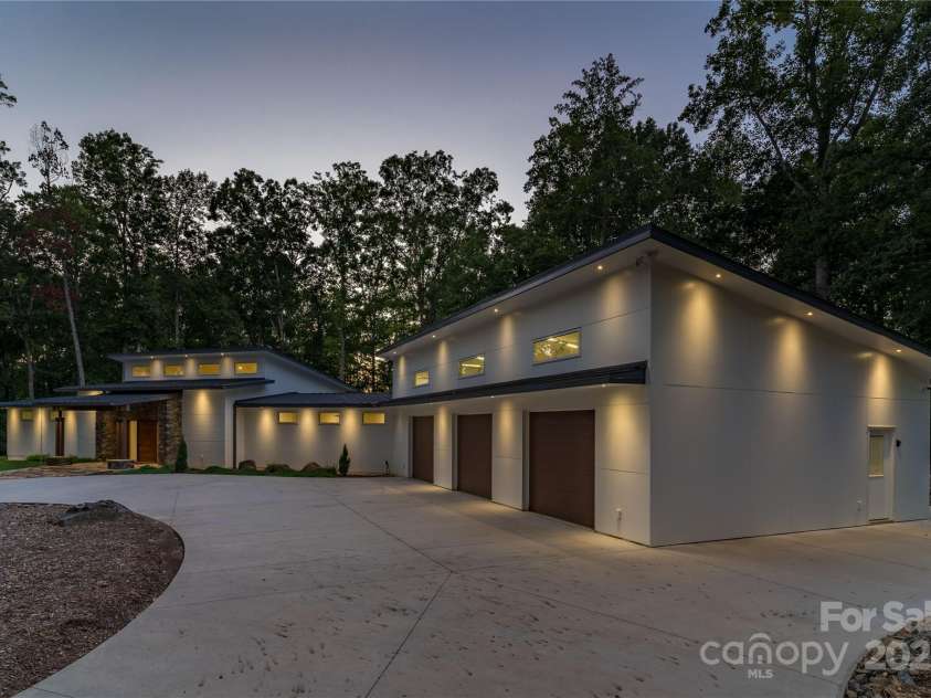 2725 Monarch Drive, Charlotte, NC 28214.  MLS# CAR4295942, YatesRealty ID 34670. 