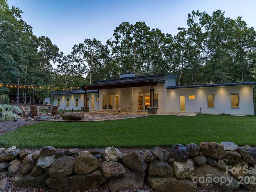 2725 Monarch Drive, Charlotte, NC 28214.  MLS# CAR4295942, YatesRealty ID 34670. 