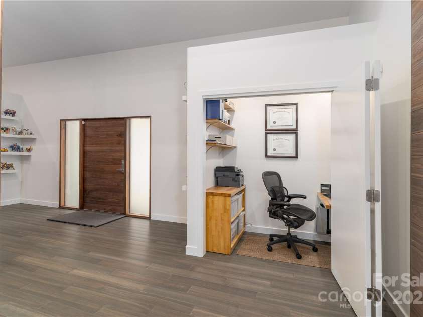 2725 Monarch Drive, Charlotte, NC 28214.  MLS# CAR4295942, YatesRealty ID 34670. 