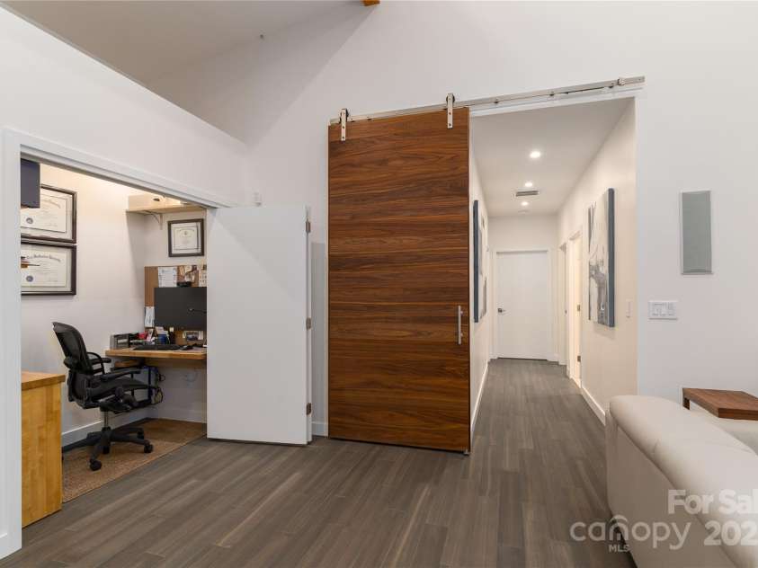 2725 Monarch Drive, Charlotte, NC 28214.  MLS# CAR4295942, YatesRealty ID 34670. 