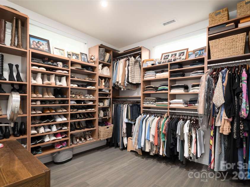 2725 Monarch Drive, Charlotte, NC 28214.  MLS# CAR4295942, YatesRealty ID 34670. 