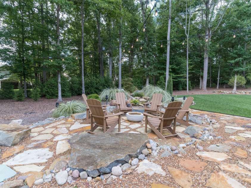 2725 Monarch Drive, Charlotte, NC 28214.  MLS# CAR4295942, YatesRealty ID 34670. 