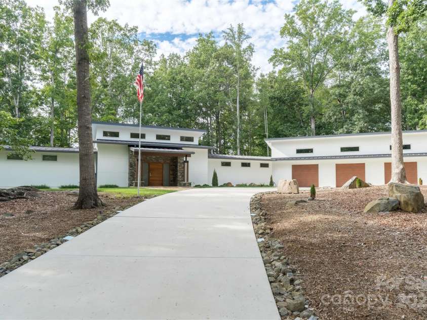 2725 Monarch Drive, Charlotte, NC 28214.  MLS# CAR4295942, YatesRealty ID 34670. 