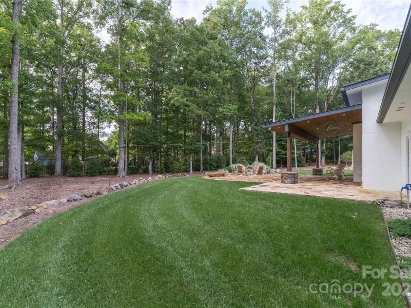 2725 Monarch Drive, Charlotte, NC 28214.  MLS# CAR4295942, YatesRealty ID 34670. 