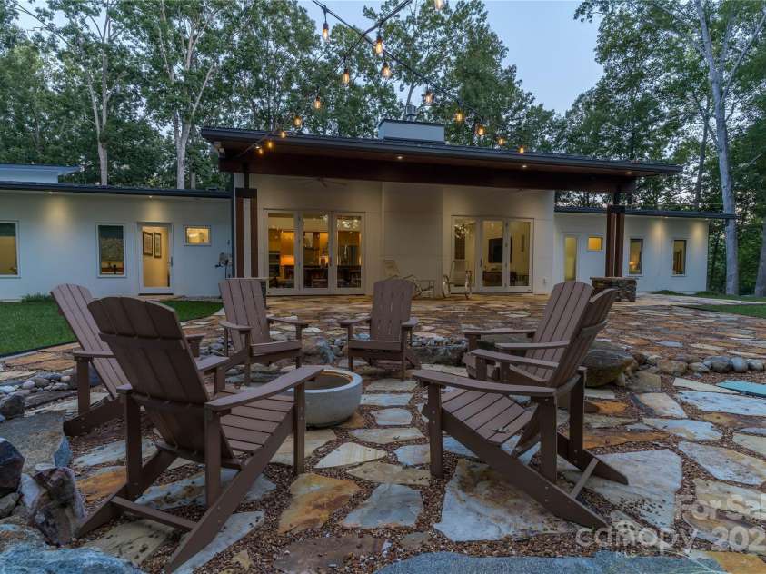 2725 Monarch Drive, Charlotte, NC 28214.  MLS# CAR4295942, YatesRealty ID 34670. 