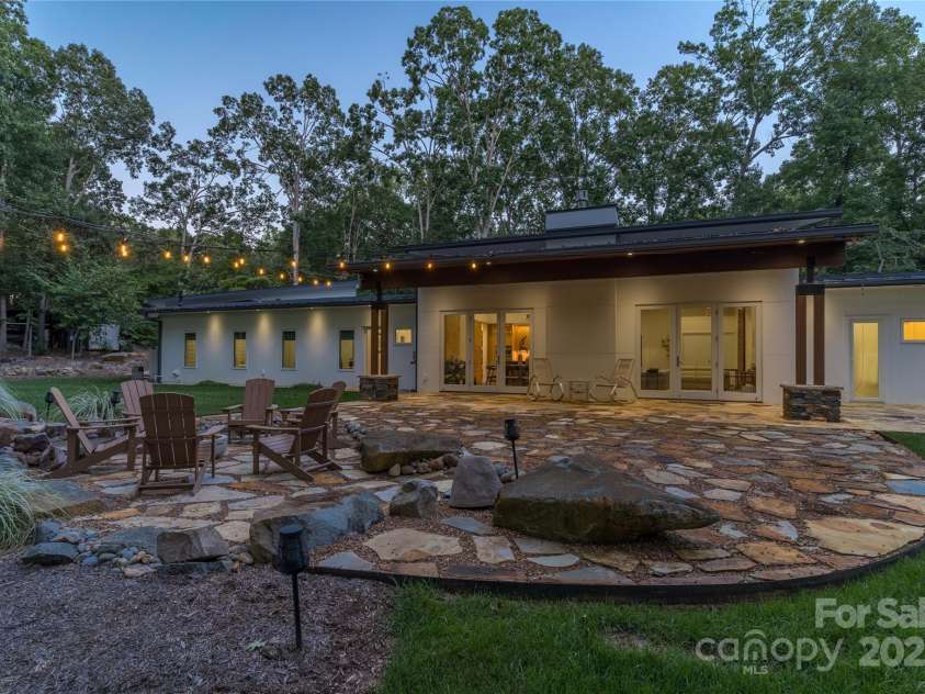 2725 Monarch Drive, Charlotte, NC 28214.  MLS# CAR4295942, YatesRealty ID 34670. 