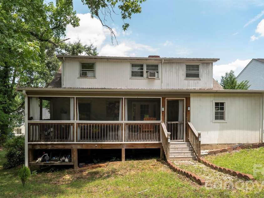 7816 Lane Drive, Charlotte, NC 28212.  MLS# CAR4398982, YatesRealty ID 34672. 