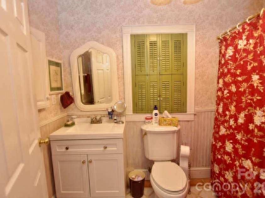 105 Silver Creek Road, Morganton, NC 28655.  MLS# CAR4398409, YatesRealty ID 34673. Second Bathroom