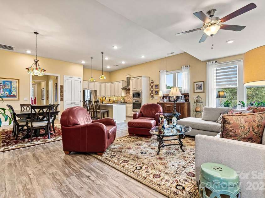 8218 Festival Way, Charlotte, NC 28215.  MLS# CAR4295289, YatesRealty ID 34673. 