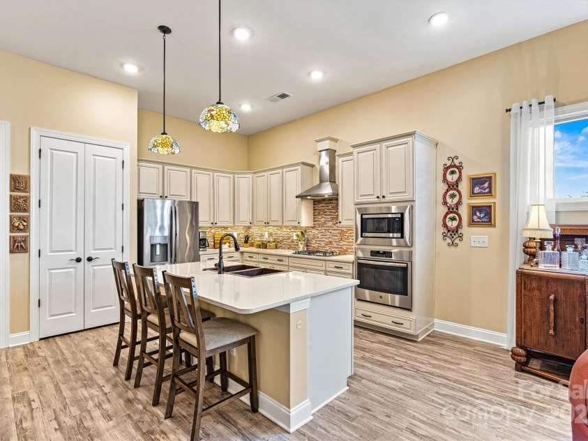 8218 Festival Way, Charlotte, NC 28215.  MLS# CAR4295289, YatesRealty ID 34673. 