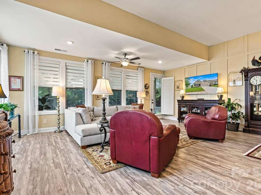 8218 Festival Way, Charlotte, NC 28215.  MLS# CAR4295289, YatesRealty ID 34673. 