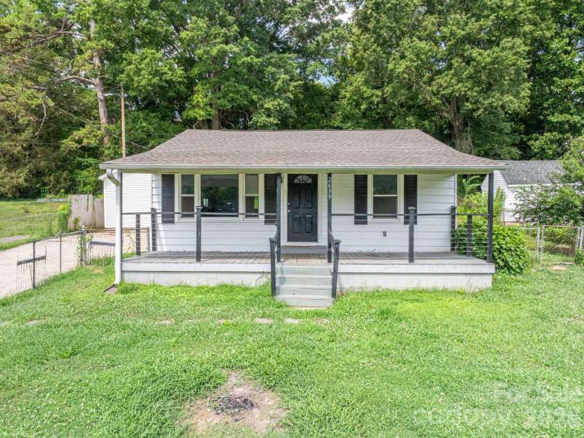 2639 Springbrook Circle, Gastonia, NC 28052.  MLS# CAR4399942, YatesRealty ID 34674. 