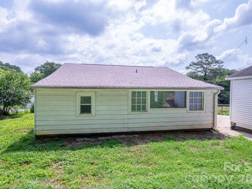 2639 Springbrook Circle, Gastonia, NC 28052.  MLS# CAR4399942, YatesRealty ID 34674. 