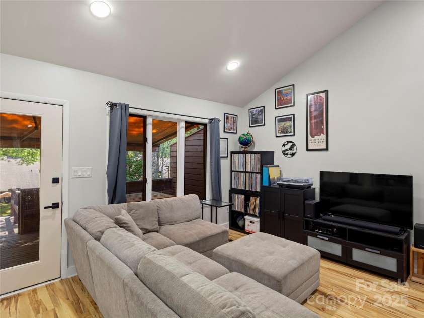 507 Woodfield Drive, Asheville, NC 28803.  MLS# CAR4293581, YatesRealty ID 34674. 