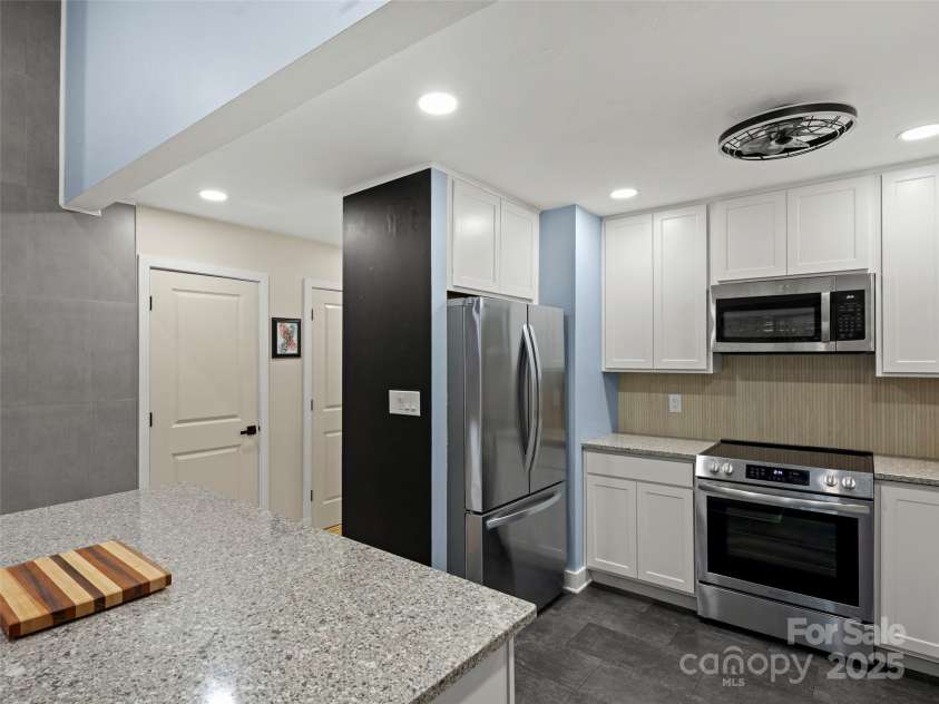 507 Woodfield Drive, Asheville, NC 28803.  MLS# CAR4293581, YatesRealty ID 34674. 