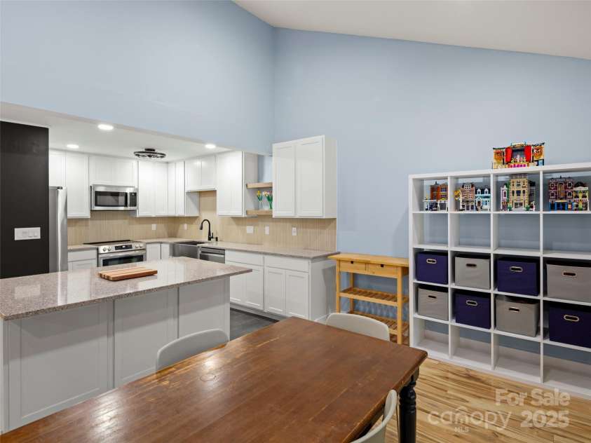 507 Woodfield Drive, Asheville, NC 28803.  MLS# CAR4293581, YatesRealty ID 34674. 