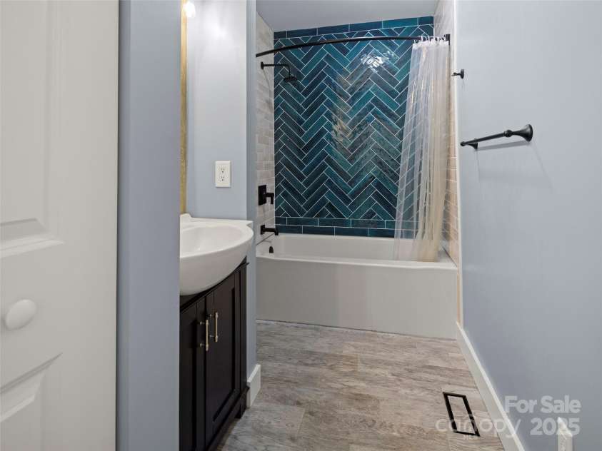 507 Woodfield Drive, Asheville, NC 28803.  MLS# CAR4293581, YatesRealty ID 34674. 