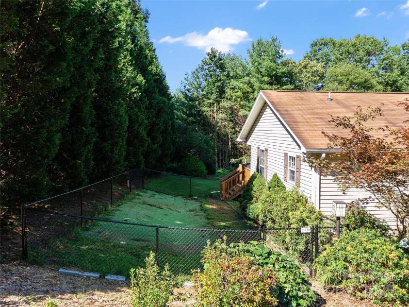 282 Sourwood Drive, Spruce Pine, NC 28777.  MLS# CAR4296504, YatesRealty ID 34676. 