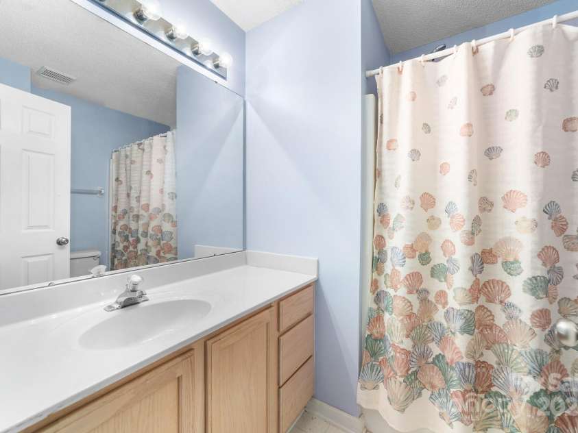 10422 Baskerville Avenue, Charlotte, NC 28269.  MLS# CAR4294892, YatesRealty ID 34680. Hall bath