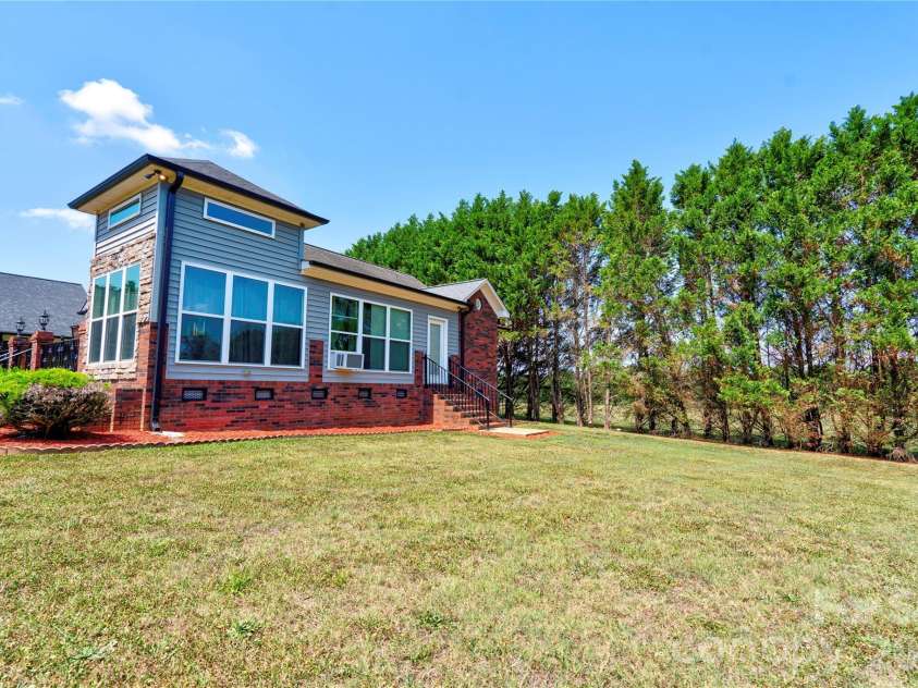 101 Northeastern Drive, Shelby, NC 28152.  MLS# CAR4399615, YatesRealty ID 34684. 