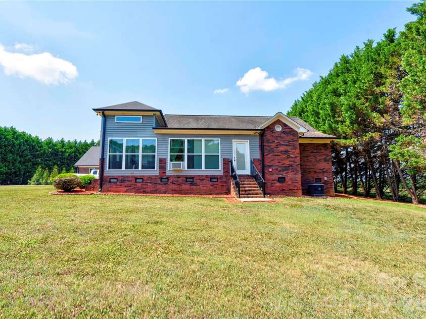 101 Northeastern Drive, Shelby, NC 28152.  MLS# CAR4399615, YatesRealty ID 34684. 