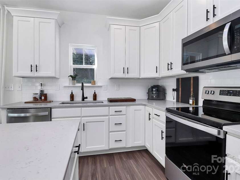 733 McArthur Avenue, Charlotte, NC 28206.  MLS# CAR4296923, YatesRealty ID 34684. Kitchen