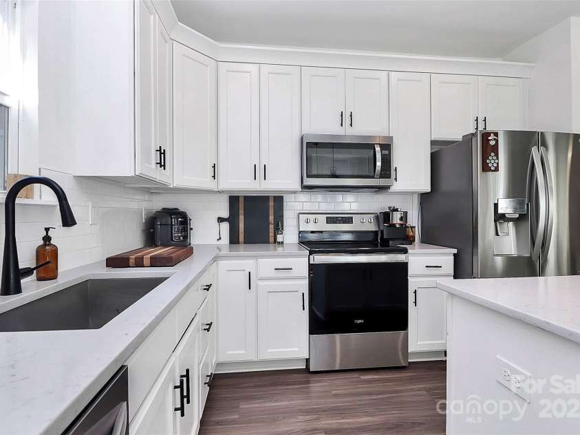 733 McArthur Avenue, Charlotte, NC 28206.  MLS# CAR4296923, YatesRealty ID 34684. Kitchen