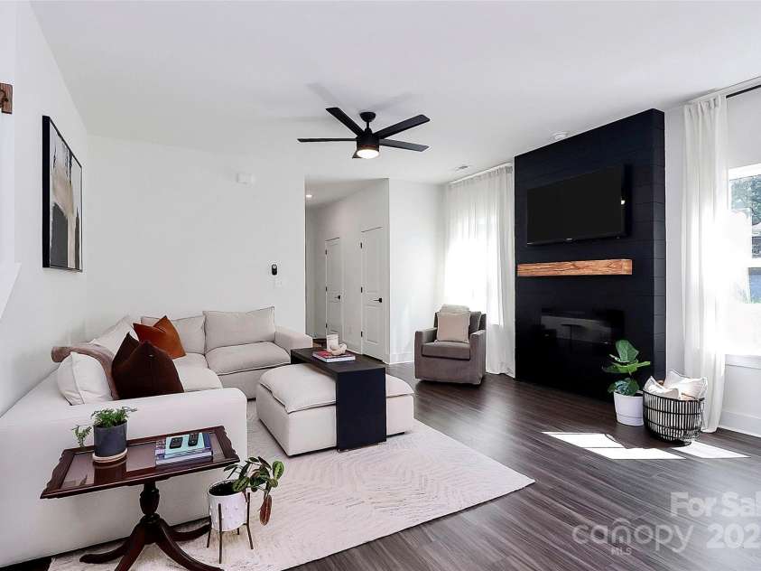 733 McArthur Avenue, Charlotte, NC 28206.  MLS# CAR4296923, YatesRealty ID 34684. Living
