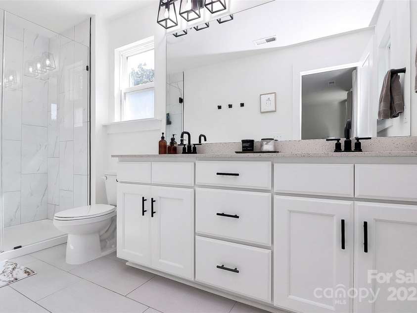 733 McArthur Avenue, Charlotte, NC 28206.  MLS# CAR4296923, YatesRealty ID 34684. Primary Bath