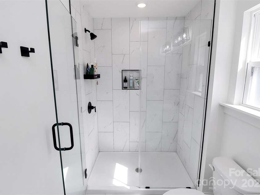 733 McArthur Avenue, Charlotte, NC 28206.  MLS# CAR4296923, YatesRealty ID 34684. Primary Bath