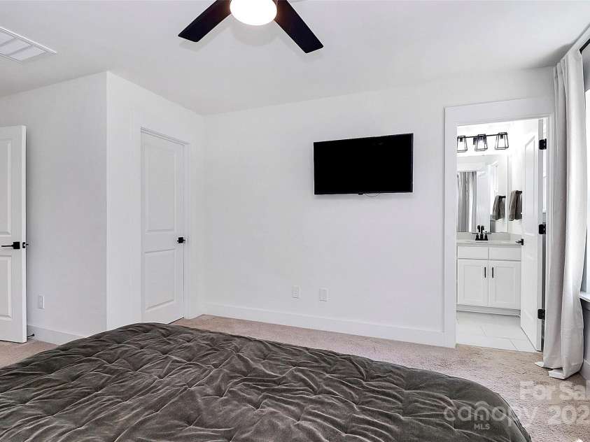 733 McArthur Avenue, Charlotte, NC 28206.  MLS# CAR4296923, YatesRealty ID 34684. Primary Bedroom