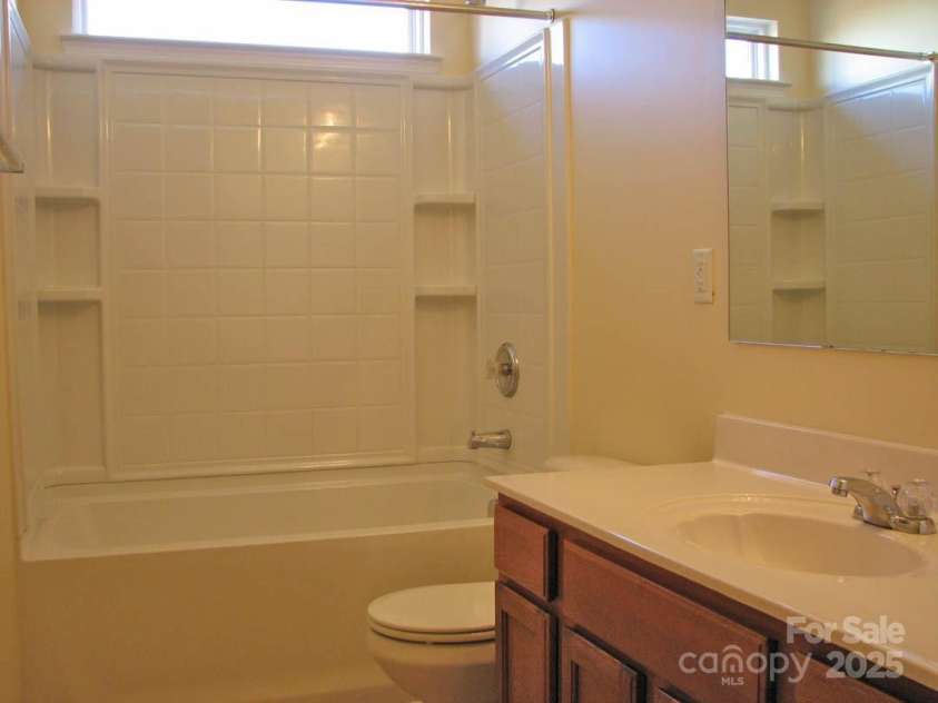 13008 Rothe House Road, Charlotte, NC 28273.  MLS# CAR4296922, YatesRealty ID 34685. Main upstairs bathroom between 2 back bedrooms