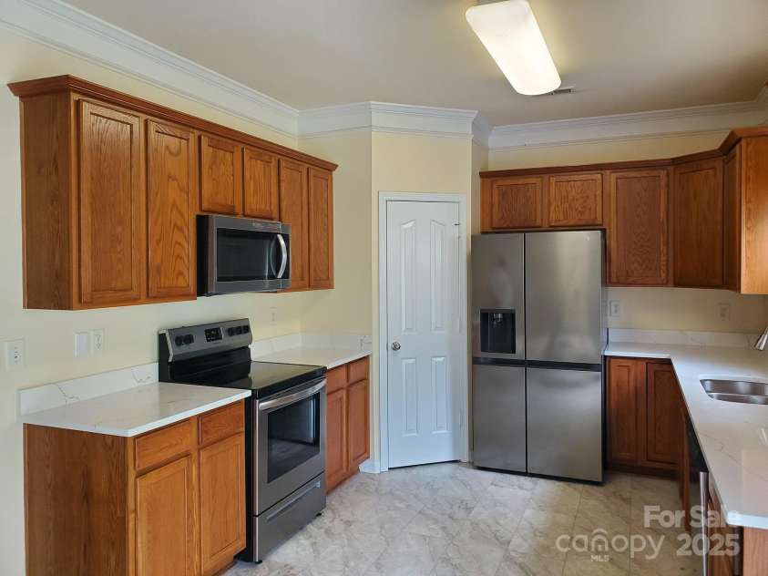 13008 Rothe House Road, Charlotte, NC 28273.  MLS# CAR4296922, YatesRealty ID 34685. Stainless Steele Appliances only 2 yrs old